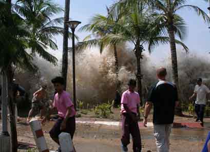 tsunami wave pictures asia 2004