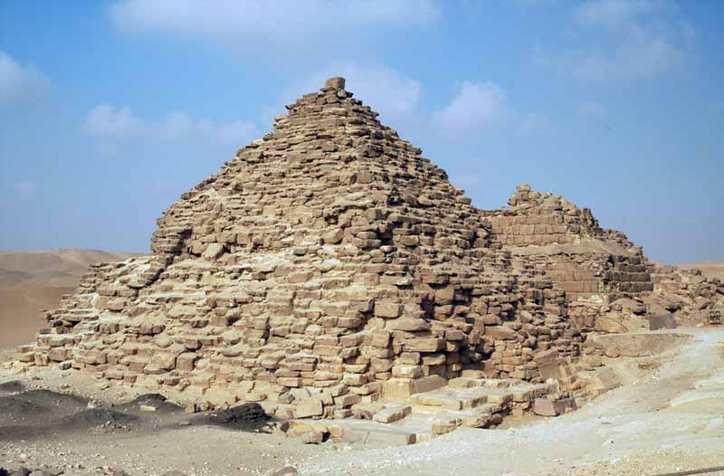 Разрушило пирамиду. Пирамида унаса в Египте. Pyramid of Senusret III. Разваленные пирамиды в Египте. Пирамида Хеопса уничтоженная.